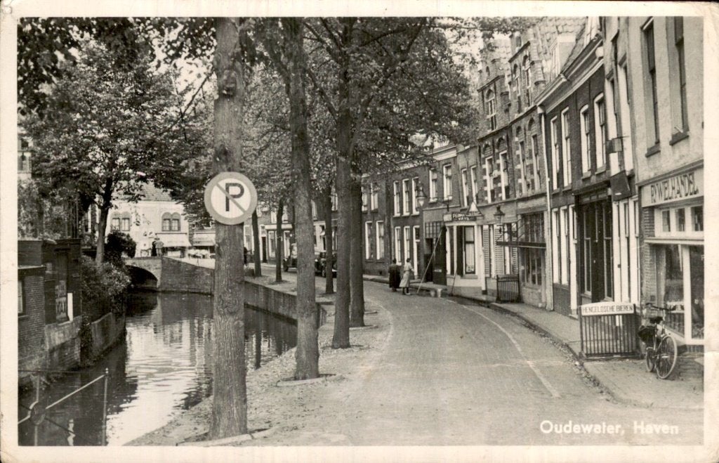 Oudewater - Hoven - Straatzicht langs gracht, Ophalen of Verzenden, 1940 tot 1960, Gelopen, Zuid-Holland