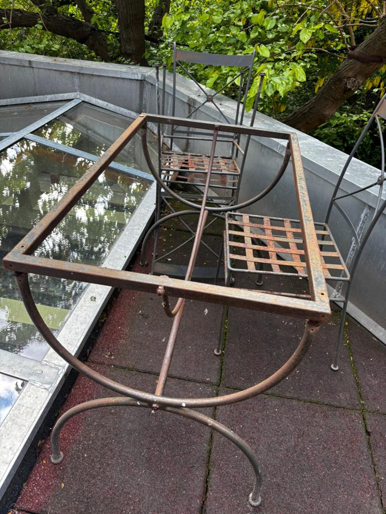 Vintage metal tuinset: tafelframe en vier stoelen, Ophalen of Verzenden, Gebruikt, Rechthoekig, Metaal