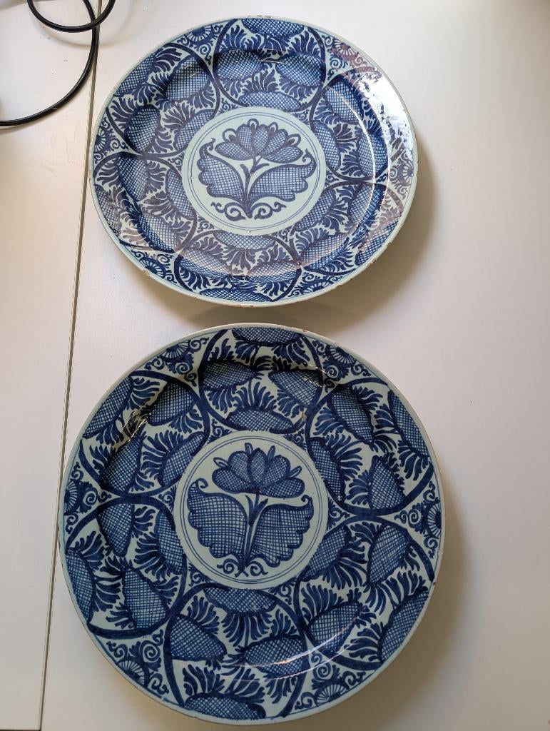 2 grote (35 cm) 17e eeuwse keramiek blauw wit borden, Antiek en Kunst, Antiek | Keramiek en Aardewerk, Ophalen