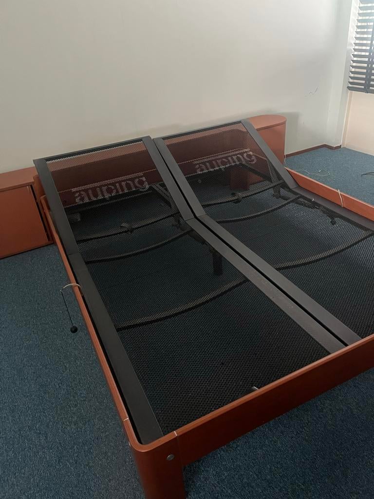 Auping Auronde bed met achterwand, kastjes en Svedex kleding, Ophalen, Bruin, Tweepersoons, 200 cm