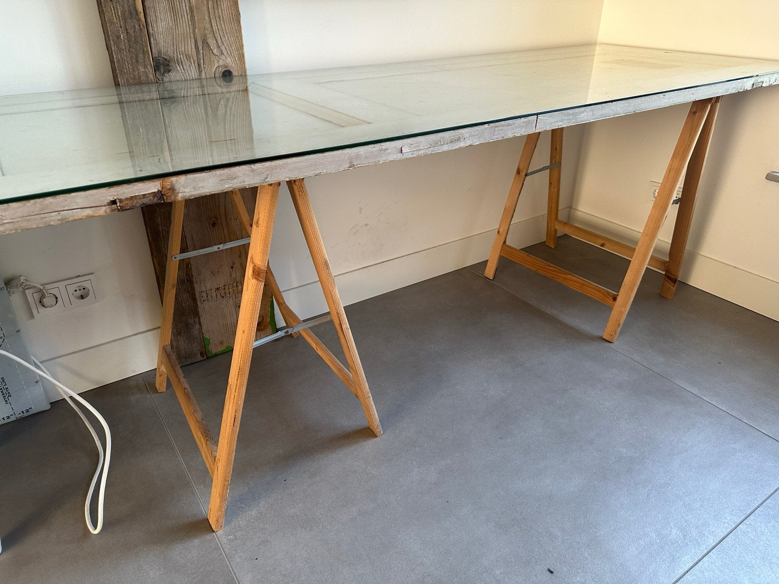 Oud deurpaneel met glasplaat als bureau (210x70), Huis en Inrichting, Bureaus, Ophalen, Overige typen, Gebruikt, Vintage