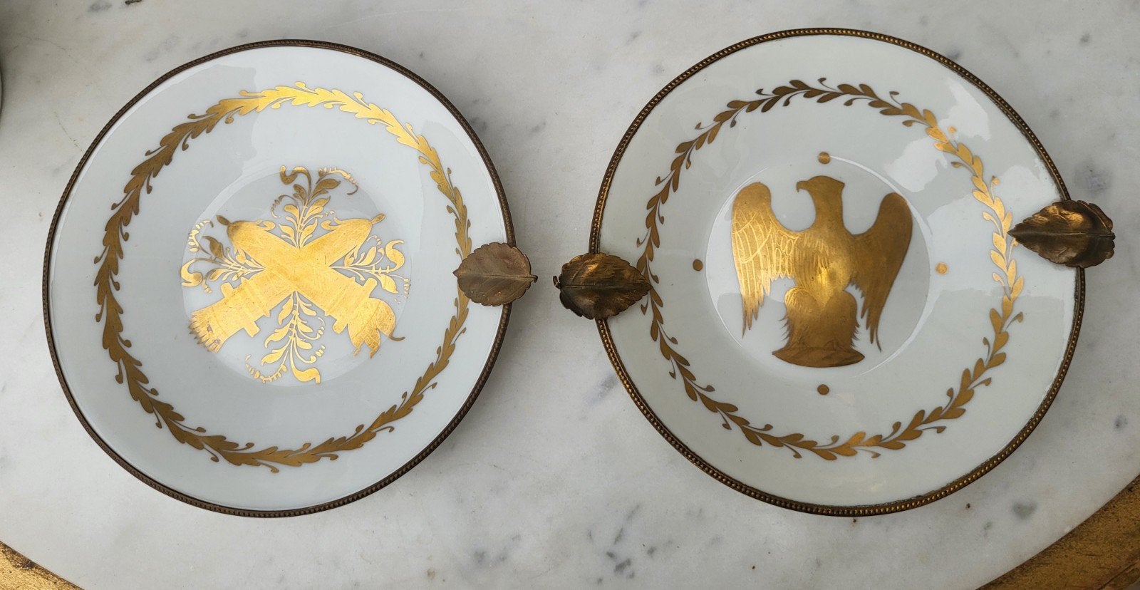 Twee empire porseleinen bordjes met vergulde decoratie, Ophalen of Verzenden