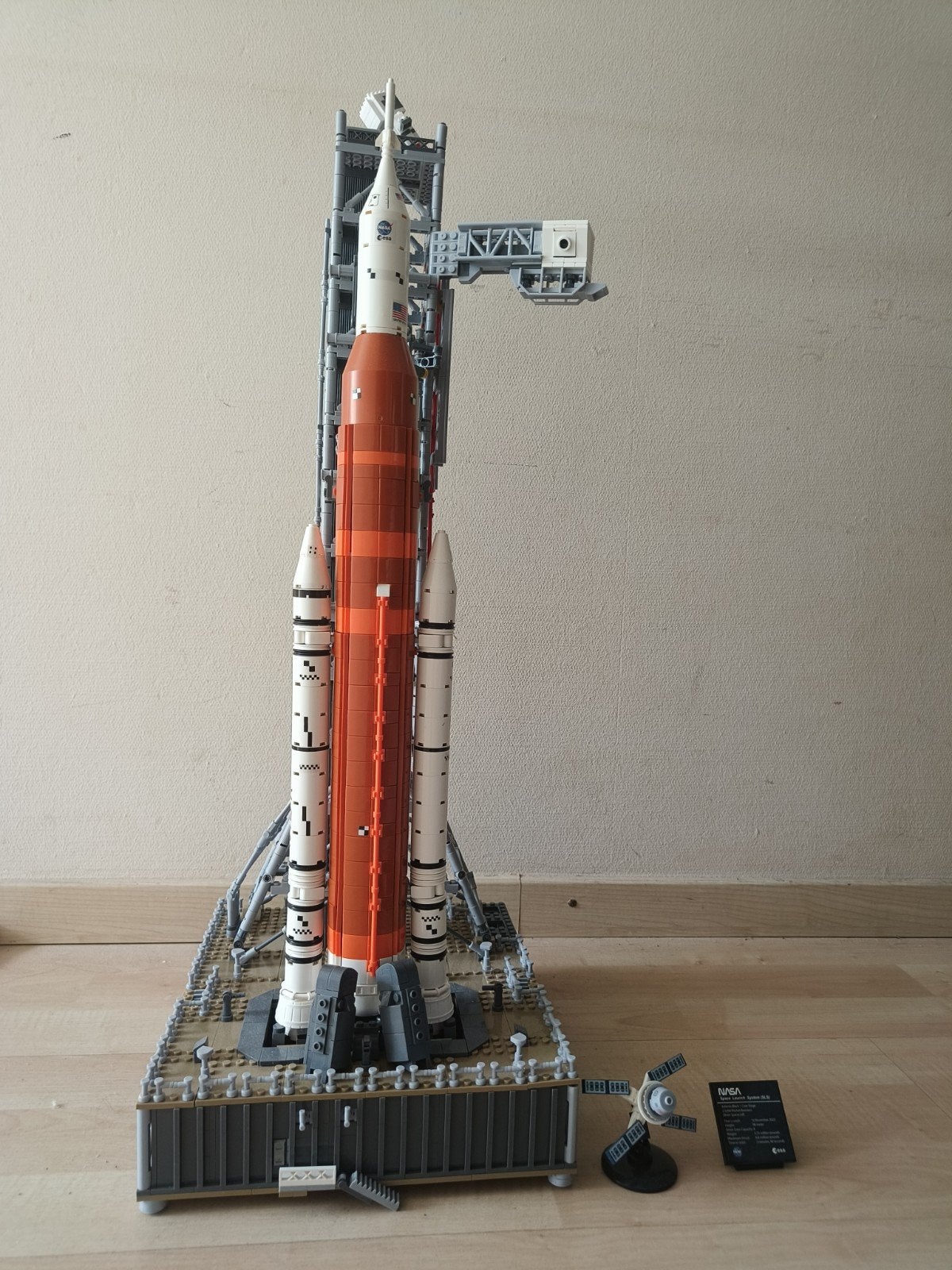NASA Space Launch System (SLS) raket met lanceerplatform, Ophalen of Verzenden