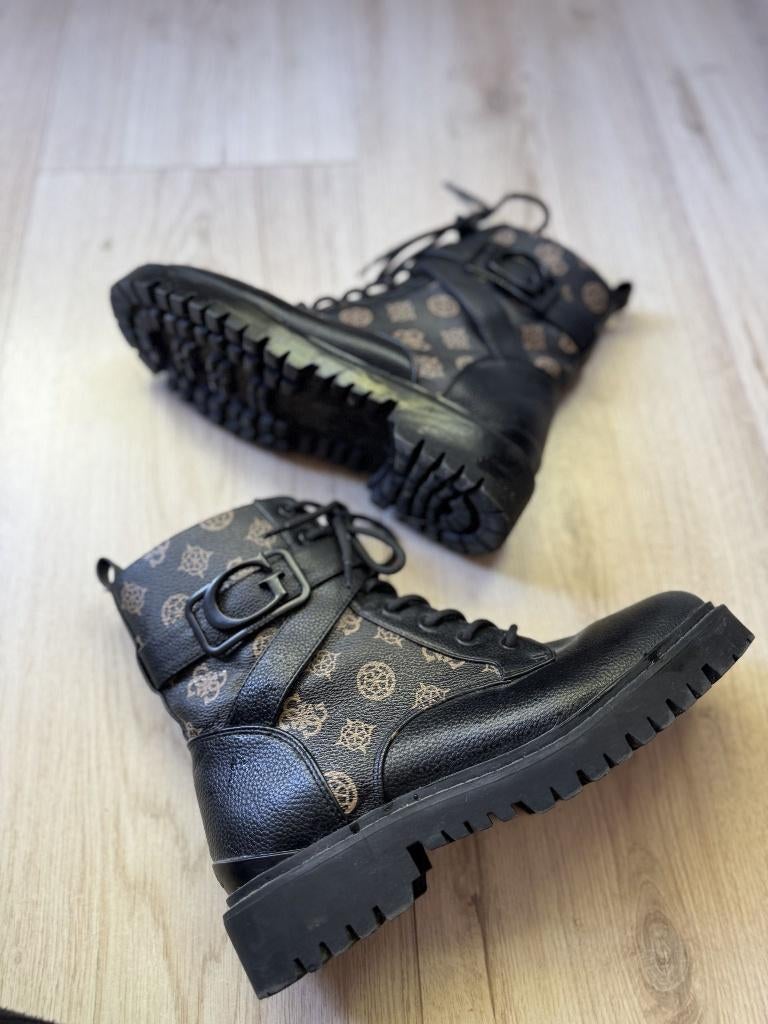 GUESS zwarte enkellaarsjes / schoenen met gouden monogram, Guess, Zwart, Lage of Enkellaarzen, Ophalen of Verzenden