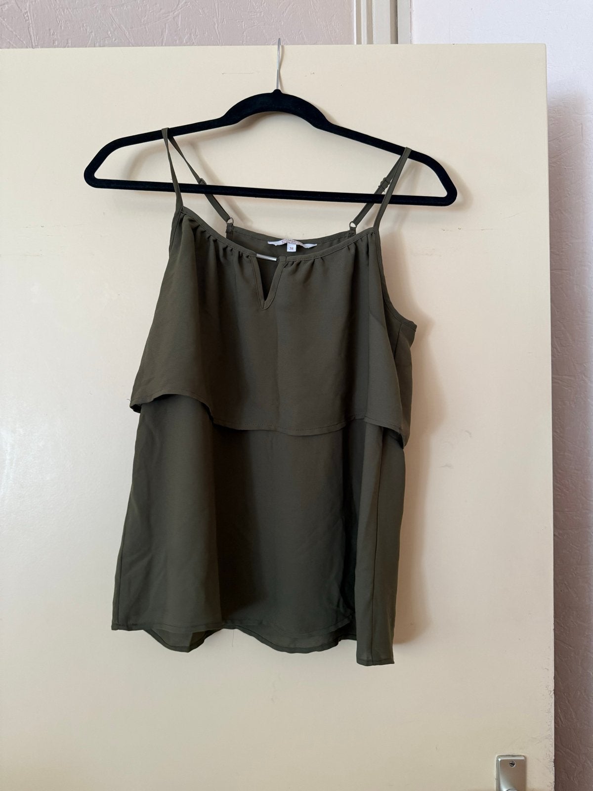 Clockhouse C&A legergroene losvallende top maat 38, Kleding | Dames, Tops, Maat 38/40 (M), Ophalen of Verzenden, Zonder mouw, Gedragen