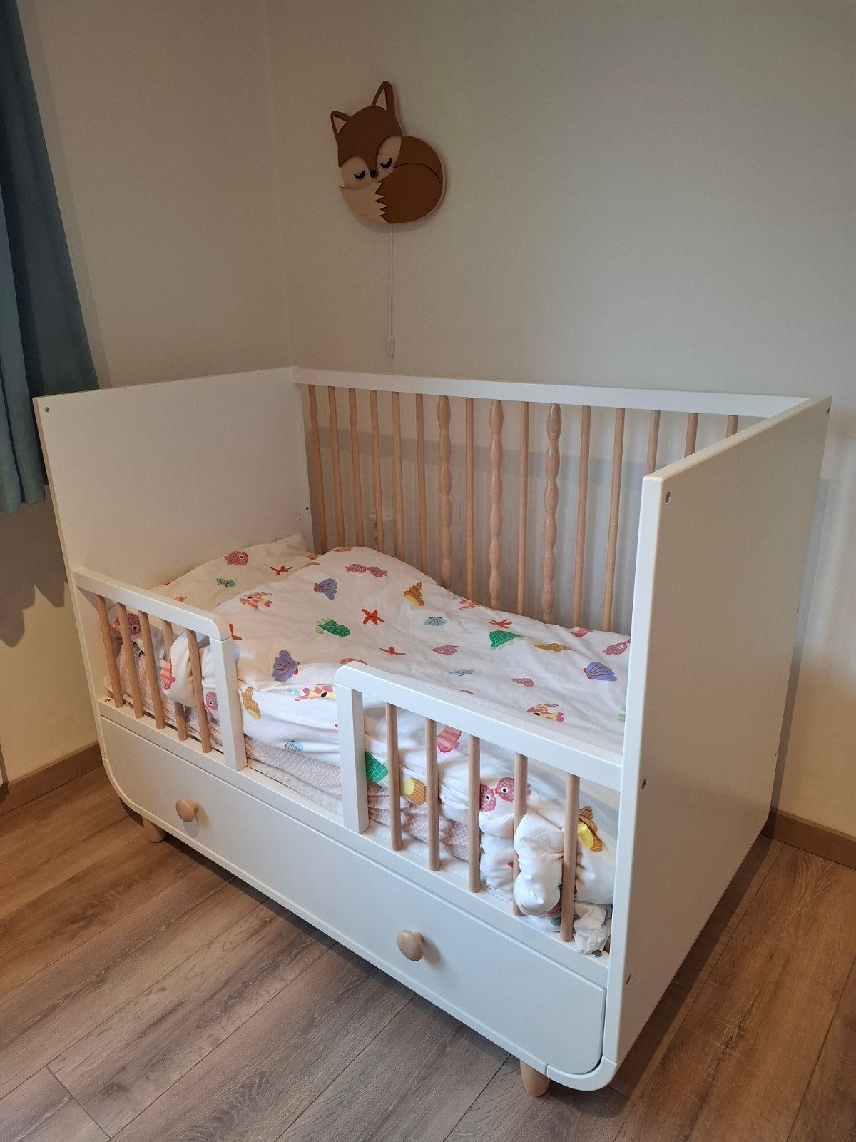 IKEA MYLLRA baby-/peuterbed met lade - complete set, Kinderen en Baby's, 70 tot 85 cm, 140 tot 160 cm, Zo goed als nieuw, Ophalen