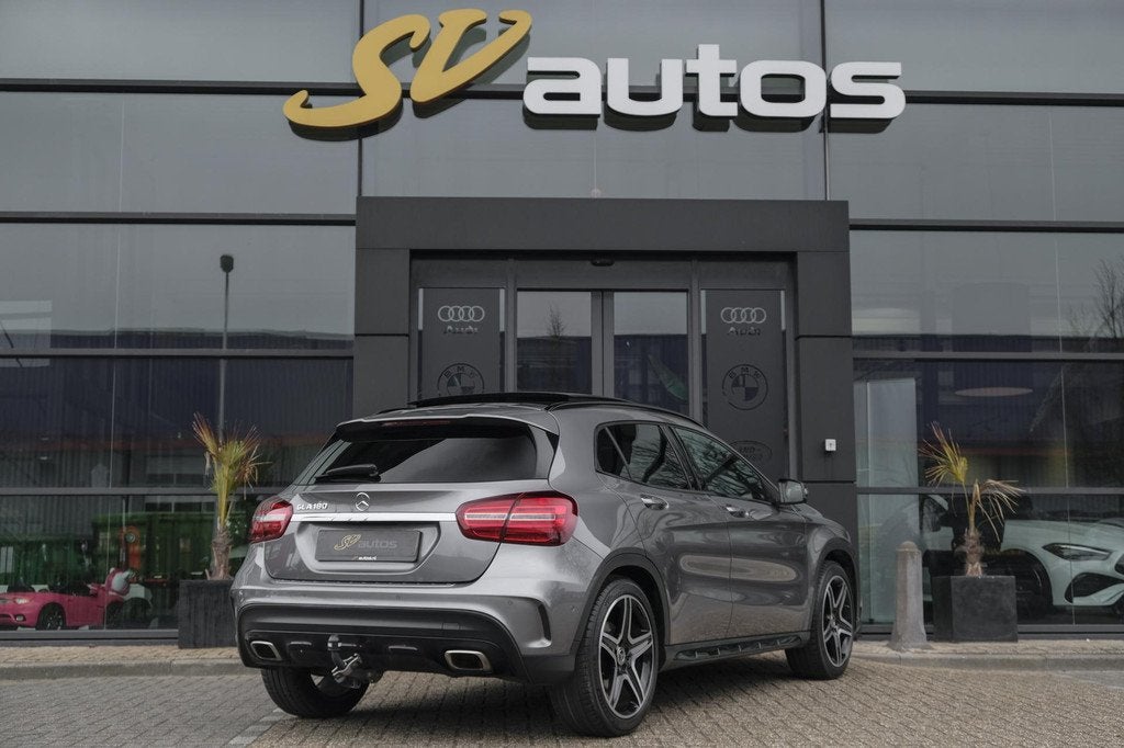 Mercedes-Benz GLA-klasse GLA180 AMG 122pk Panoramadak Night, Auto's, Mercedes-Benz, Gebruikt, 715 kg, Leder en Stof, 122 pk