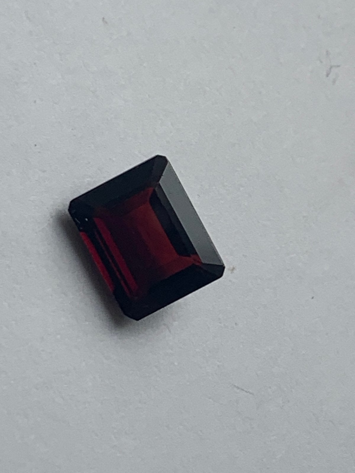 Prachtige garnet almandined pyrope 5,46 crt met certificaat, Ophalen of Verzenden, Zo goed als nieuw