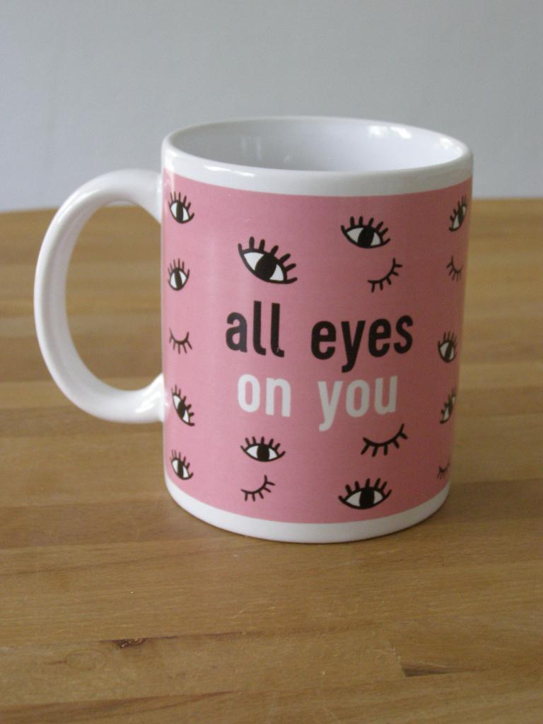 Roze mok / kop gedecoreerd met ogen en tekst All Eyes on You, Nieuw, Ophalen of Verzenden, Overige stijlen, Kop(pen) en/of Schotel(s)