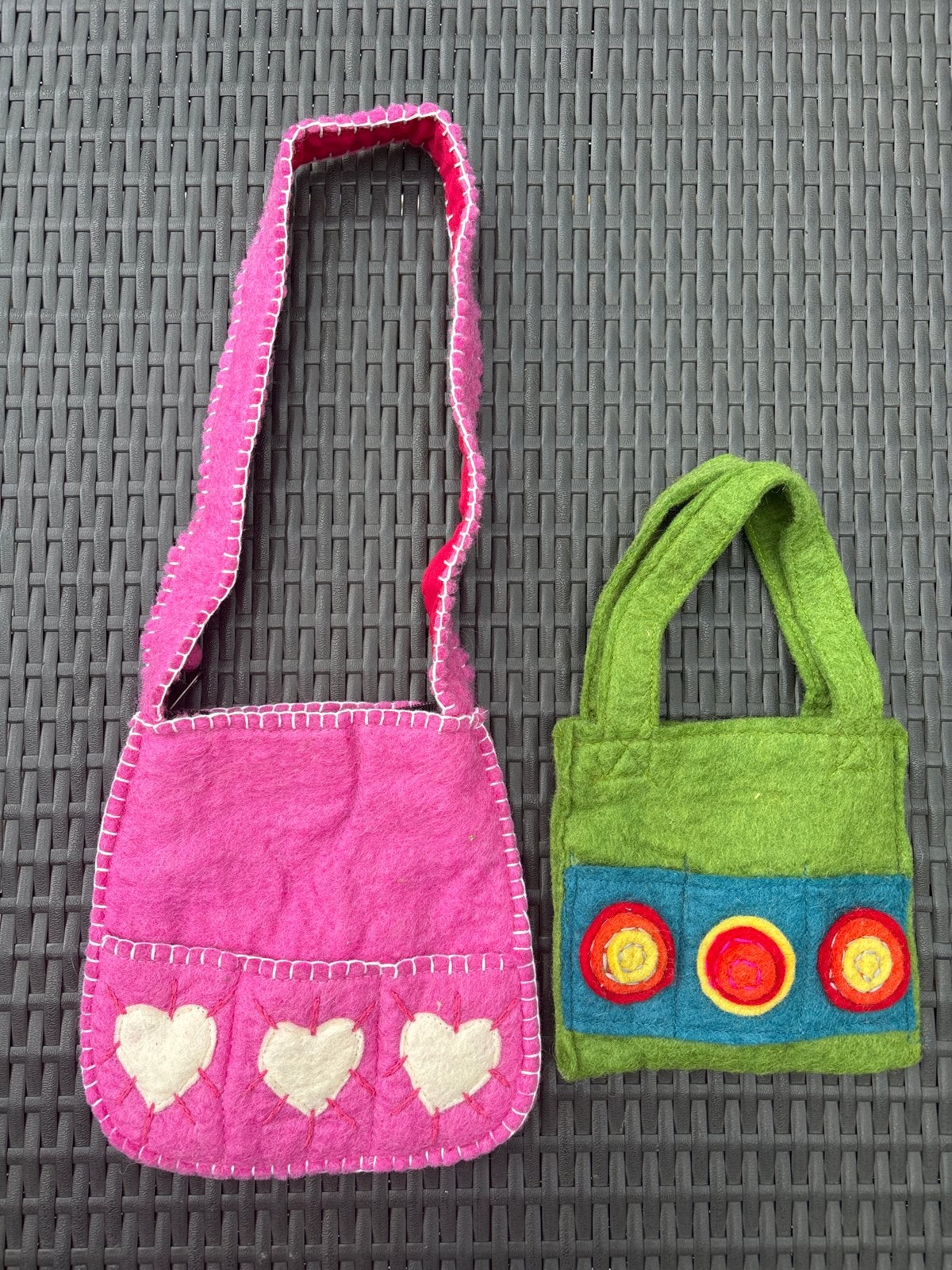 2x Kinderhandtasjes: Roze met hartjes & Groen met cirkels, Ophalen of Verzenden, Gebruikt, Roze, Handtas