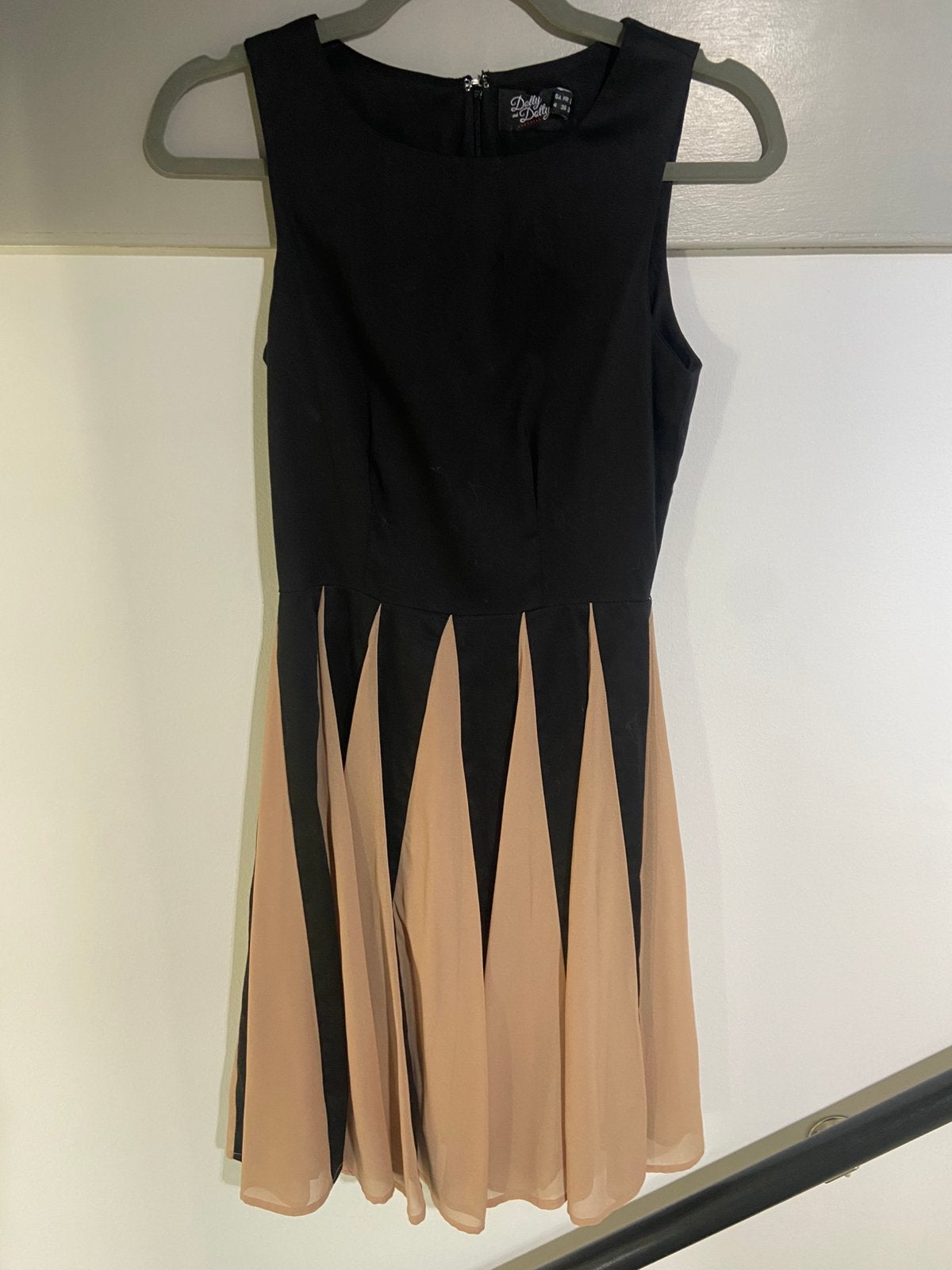 Geplooide damesjurk in zwart en beige, maat 36/S, Kleding | Dames, Meerkleurig, Ophalen of Verzenden, Zo goed als nieuw, Knielengte
