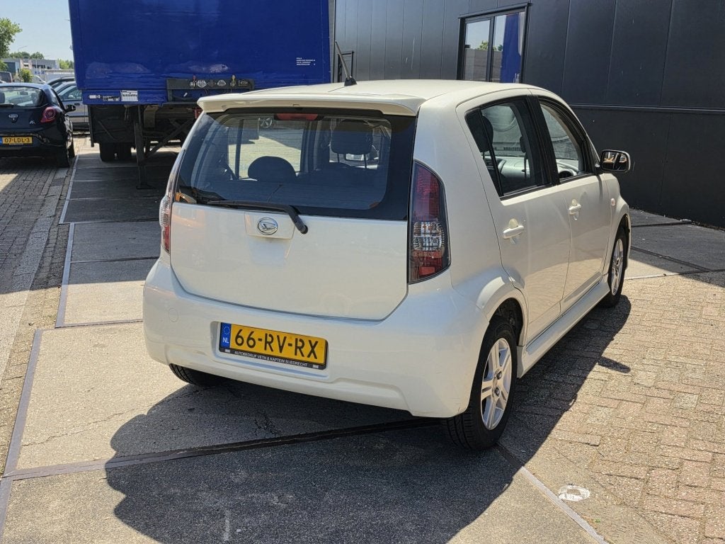 Daihatsu Sirion 2 1.3-16V Comfort 5-Drs Airco Nw APK ✅, 4 cilinders, Wit, Bedrijf, Handgeschakeld