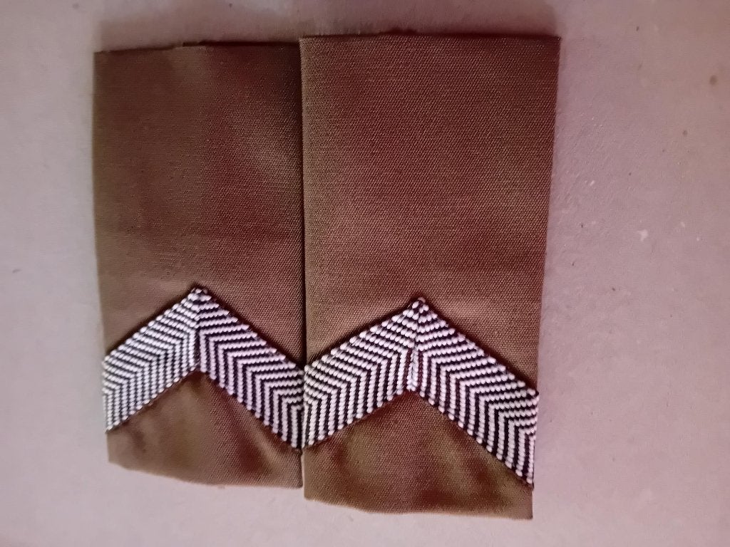 Rangonderscheidingsteken korporaal Koninklijke Landmacht, Ophalen of Verzenden, Landmacht, Nederland, Embleem of Badge