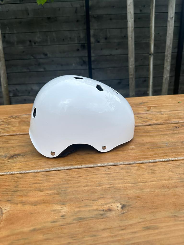 Witte fietshelm / skatehelm - Maat M, Fietsen en Brommers, Ophalen of Verzenden, Zo goed als nieuw, M, Jongen of Meisje
