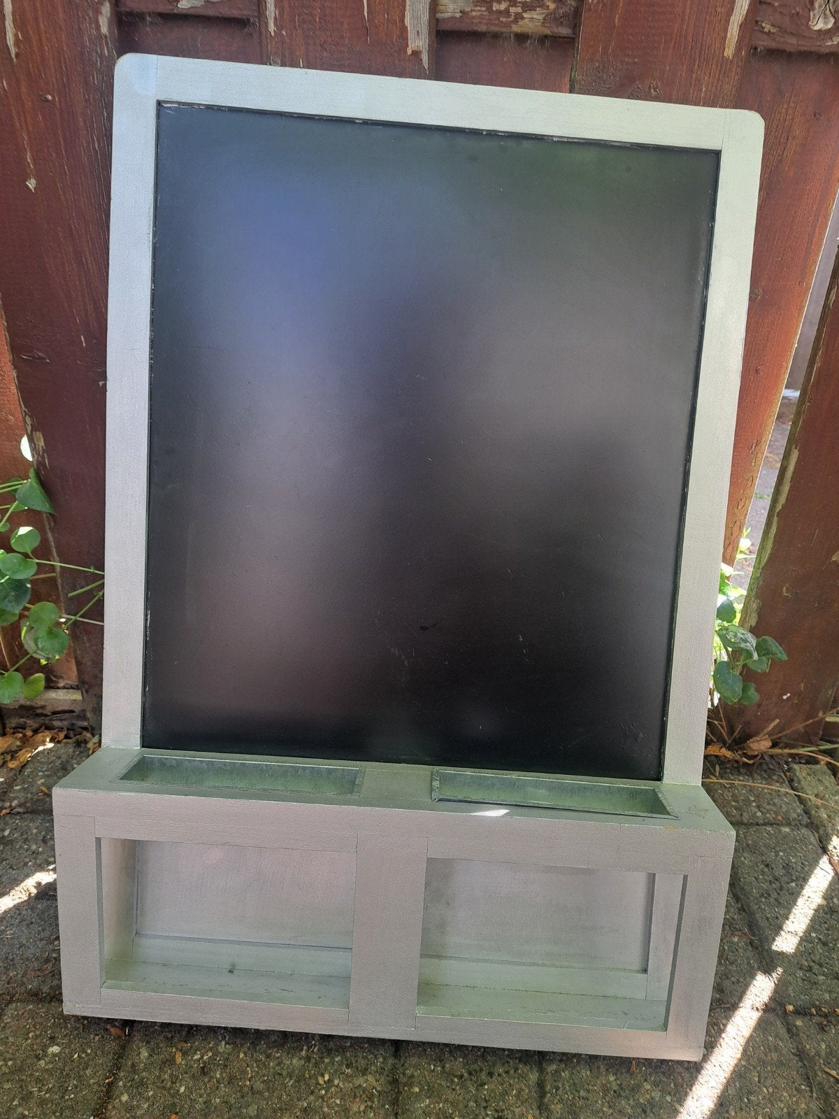 Groot krijt bord met tinnen bakjes en.ophanghaken, Ophalen of Verzenden, Magneetbord