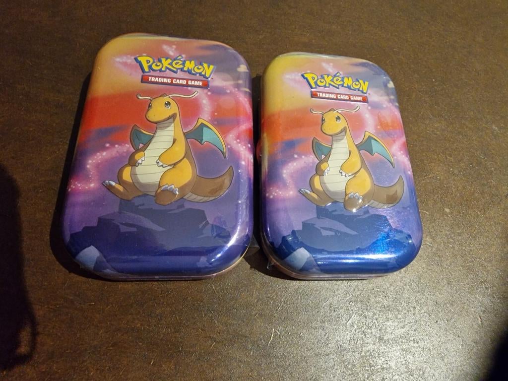 Pokemon Kanto tin Dragonite Sealed  Scarlet&Violet, Ophalen, Nieuw, Boosterbox, Foil