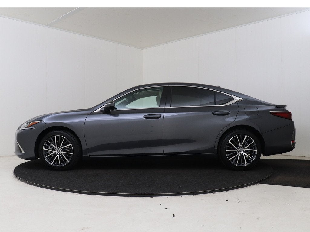 Lexus ES 300h 35th Edition Beperkt leverbaar! (bj 2025), Auto's, Lexus, 12 maanden, Beige, 4 cilinders, 1655 kg