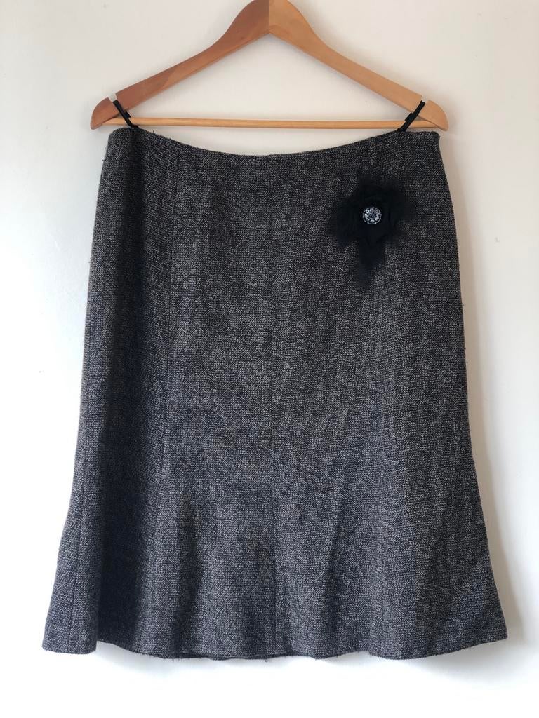 Elegante grijze rok met bloemdetail - Maat M, Maat 38/40 (M), Ophalen of Verzenden, Zo goed als nieuw, Grijs