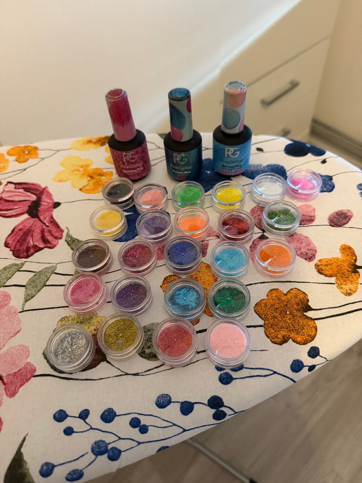 Pink Gellac kleuren en 24 potjes losse glitters, Verzenden, Zo goed als nieuw, Overige typen