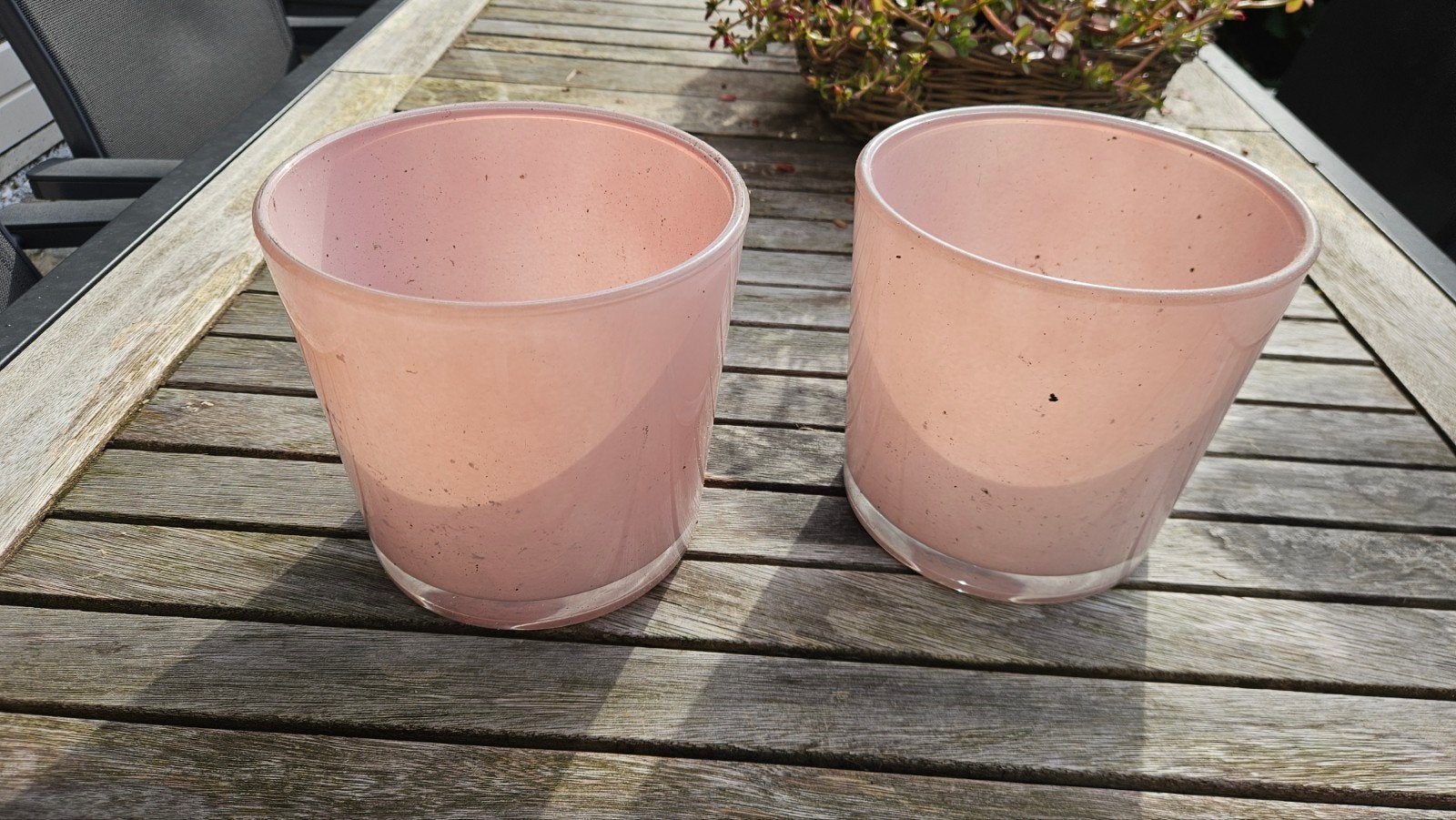 Twee lichtroze bloempotten, Ophalen, Rond, Binnen, Zo goed als nieuw