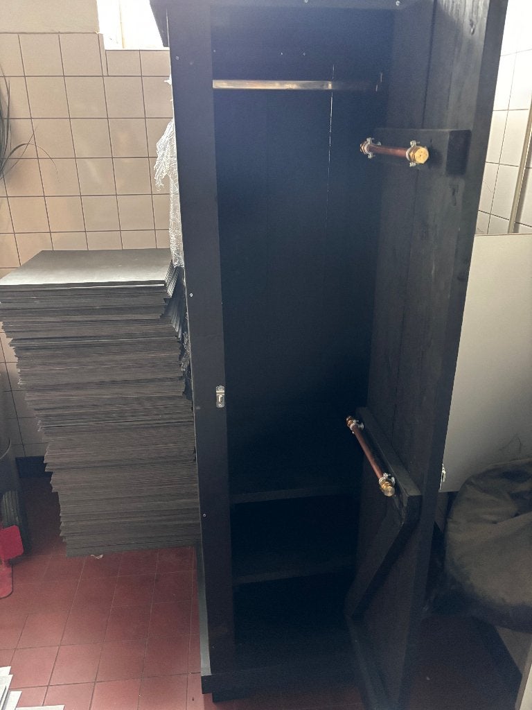 Zwarte houten boeren kast kledingkast halkast, Ophalen, Met plank(en), Gebruikt, 50 tot 100 cm