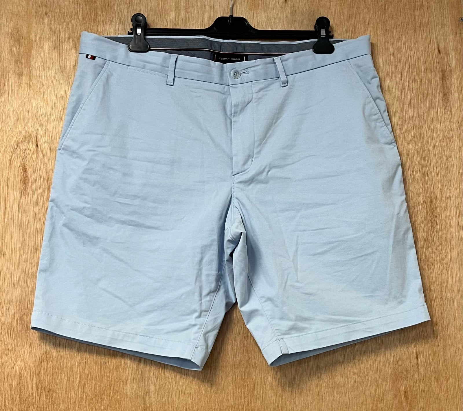 Tommy Hilfiger chino korte broek lichtblauw - Maat W38, Ophalen of Verzenden, Zo goed als nieuw, Overige maten, Blauw