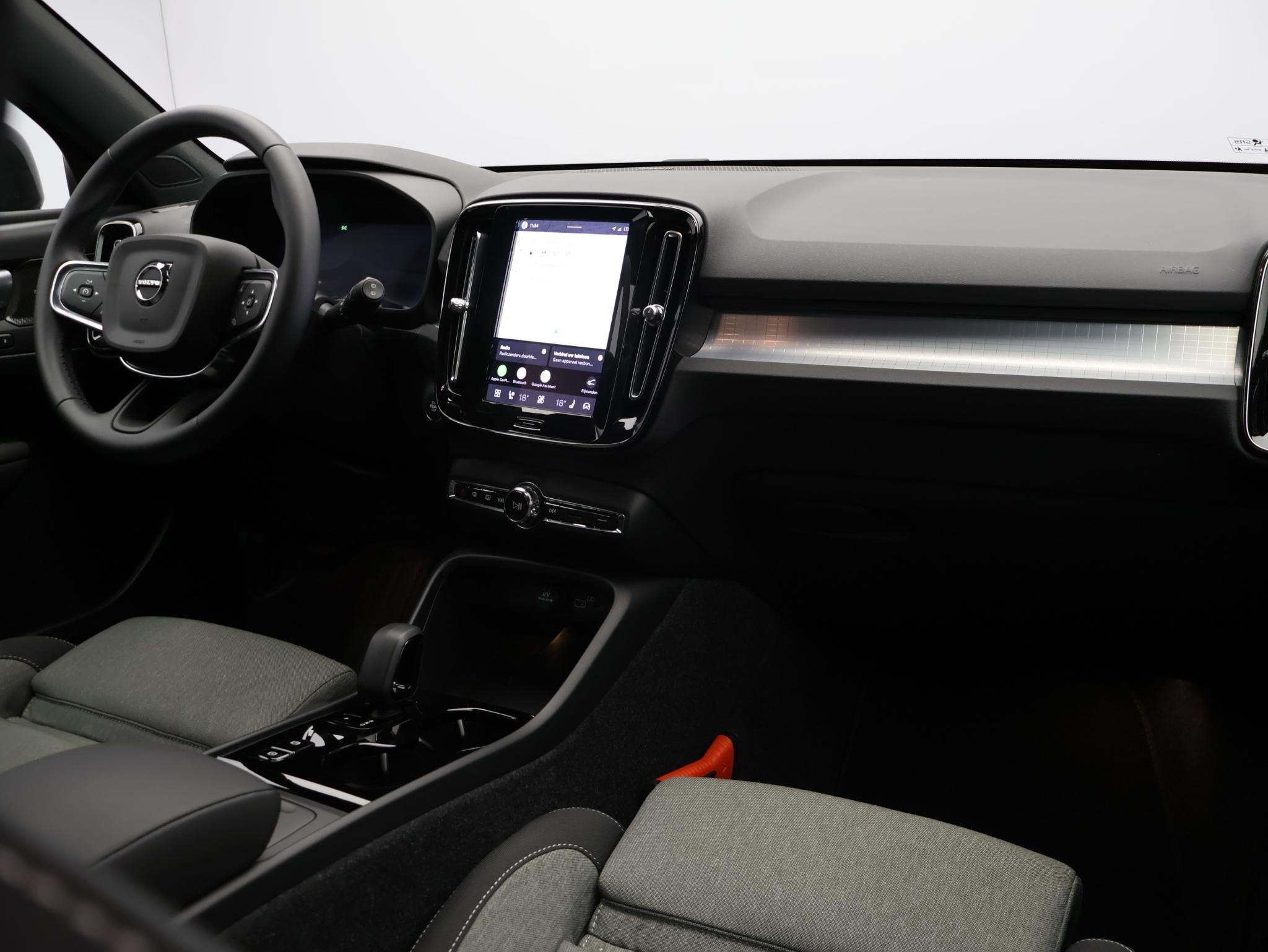 Volvo XC40 2.0 B4 Plus Dark / Trekhaak / Harman Kardon / Sto, Gebruikt, 4 cilinders, Automatische klimaatregeling, Zwart