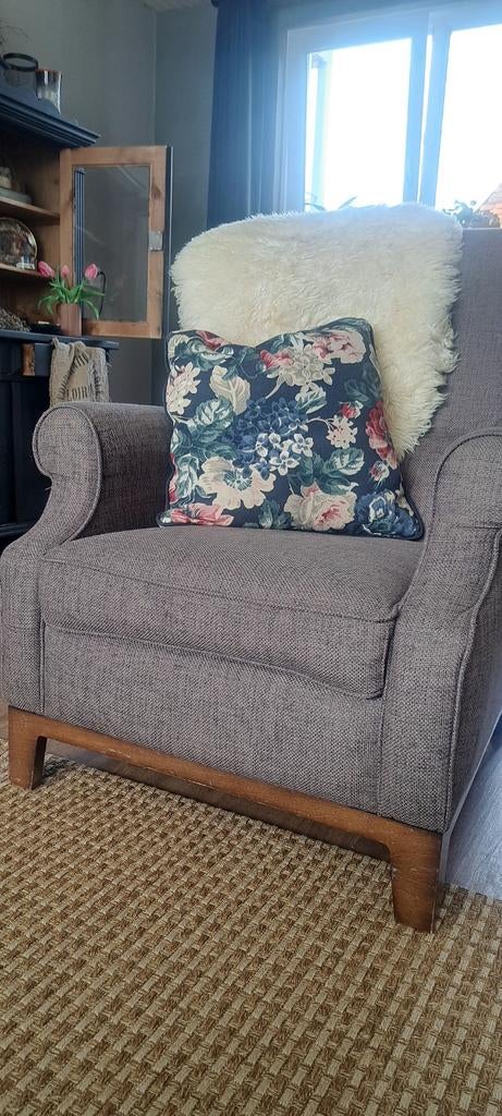 Grijs/bruine fauteuil met houten poten, Huis en Inrichting, Fauteuils, Ophalen, Stof, 50 tot 75 cm