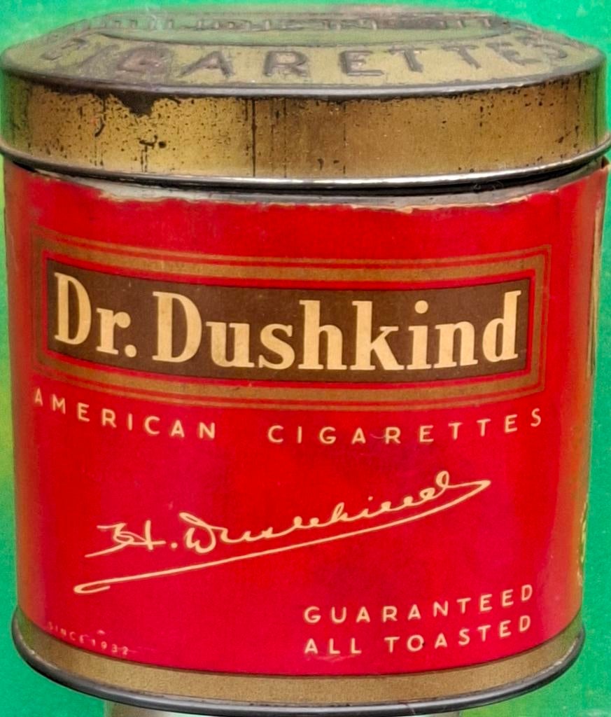 Dr. Dushkind.  American Cigarettes. Blik.  Ca '40. 8 x 9 cm., Verzamelen, Rookartikelen, Aanstekers en Luciferdoosjes, Gebruikt