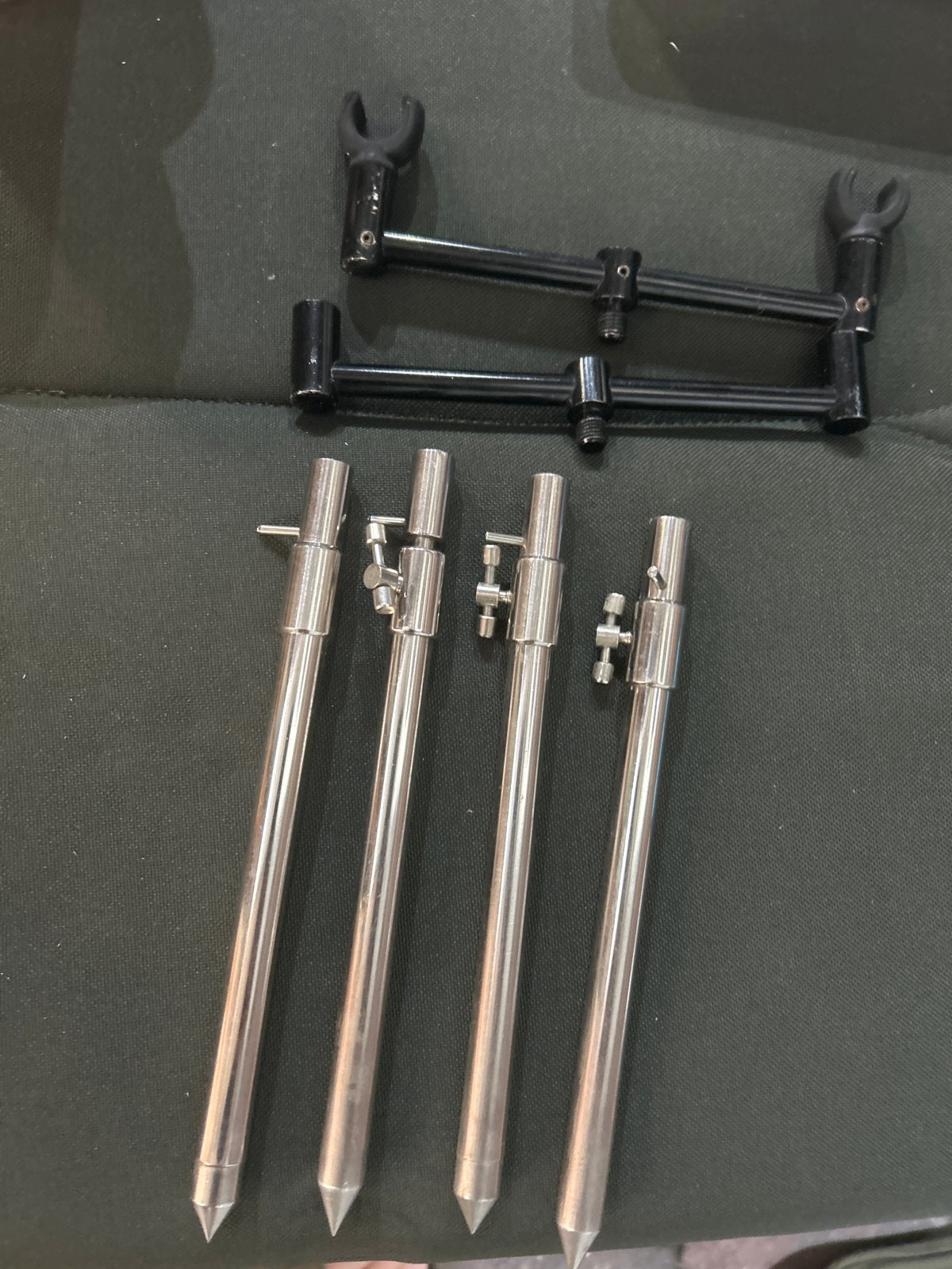 4 RVS banksticks met houders voor hengels, Ophalen of Verzenden, Gebruikt, Overige typen