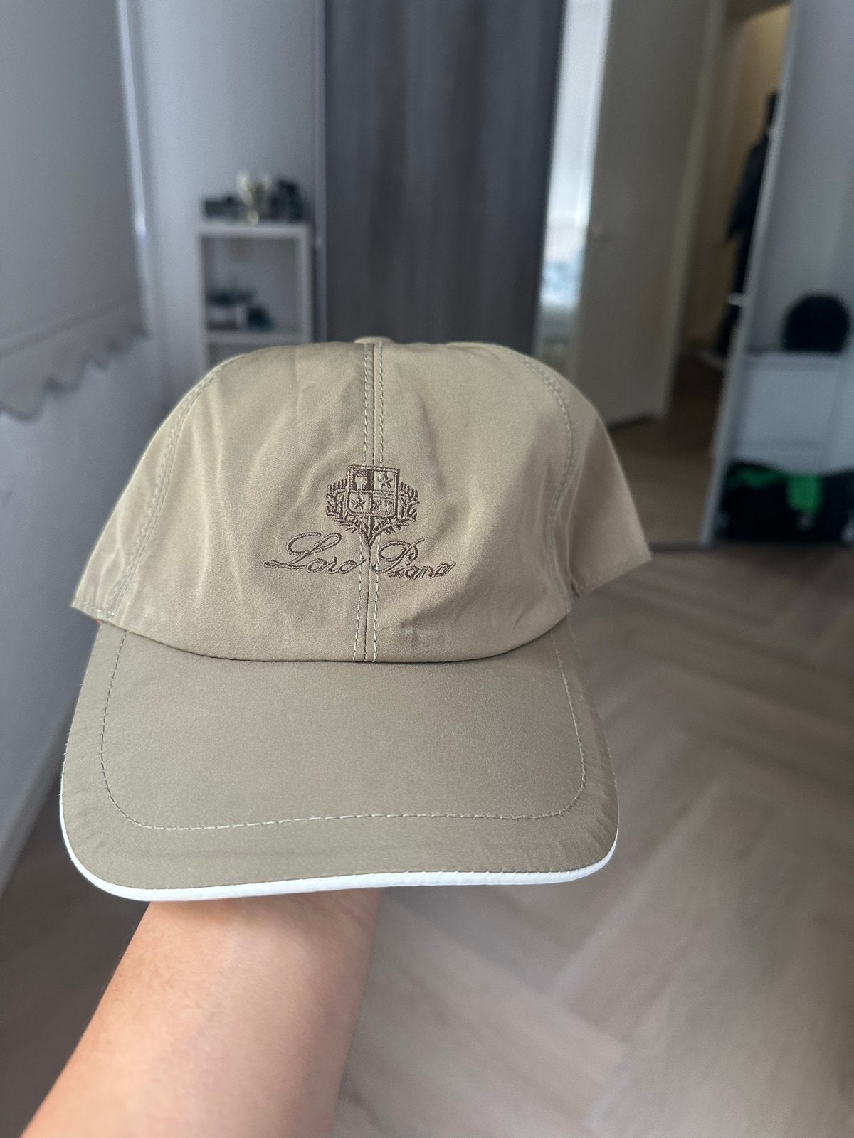 Loro Piana Pet Maat M - Ongebruikt, Ophalen of Verzenden, Zo goed als nieuw, Pet