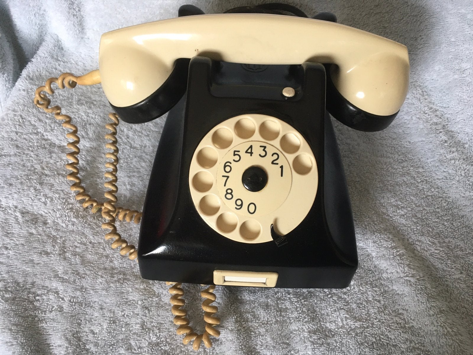 Bakelieten zeldzame YING YANG  PTT telfoon jaren Vijftig., Telecommunicatie, Ophalen of Verzenden, Gebruikt, Met draaischijf