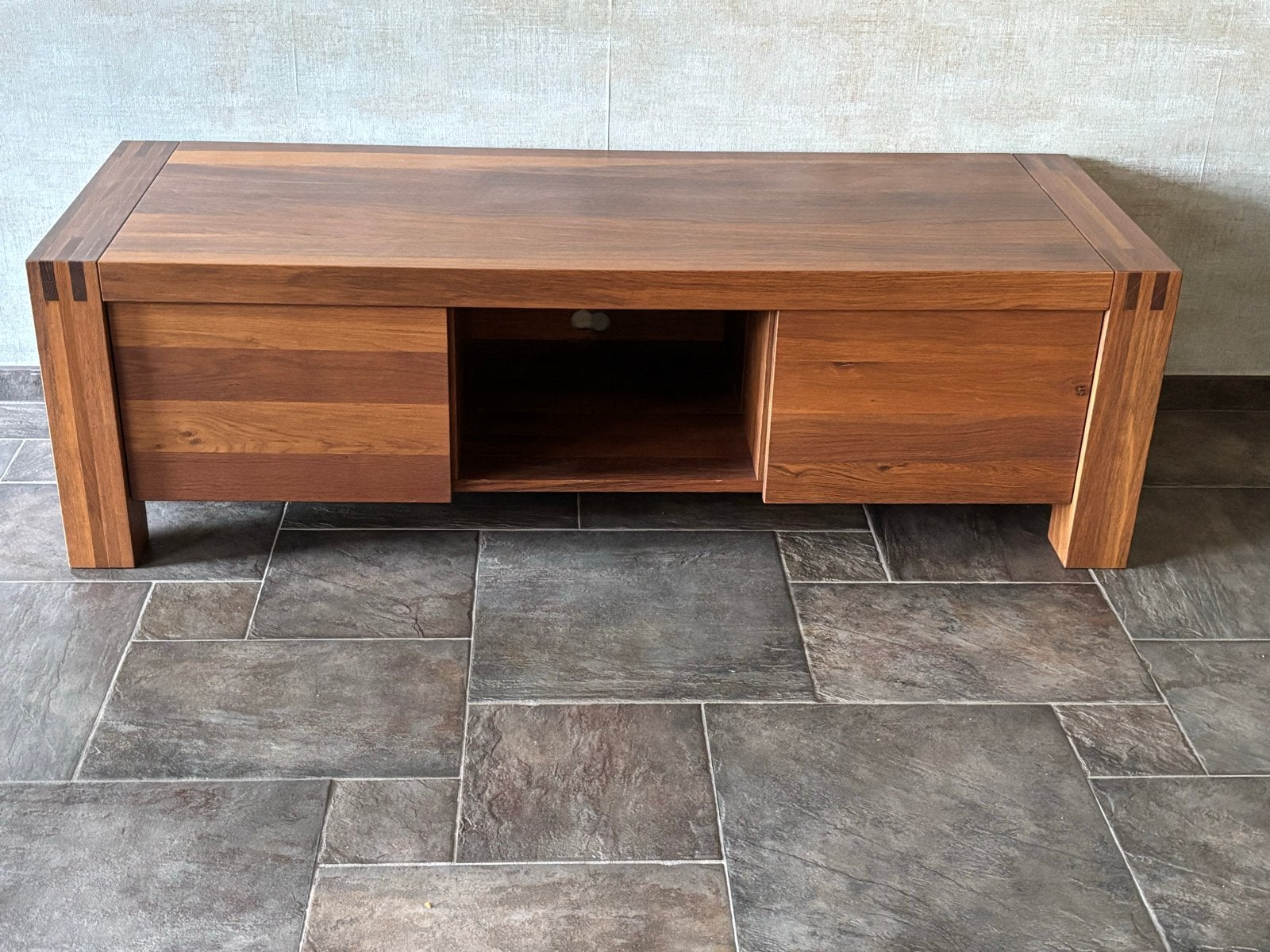 Massief houten tv-meubel met opbergruimte, Huis en Inrichting, Ophalen, 150 tot 200 cm, Eikenhout, Zo goed als nieuw