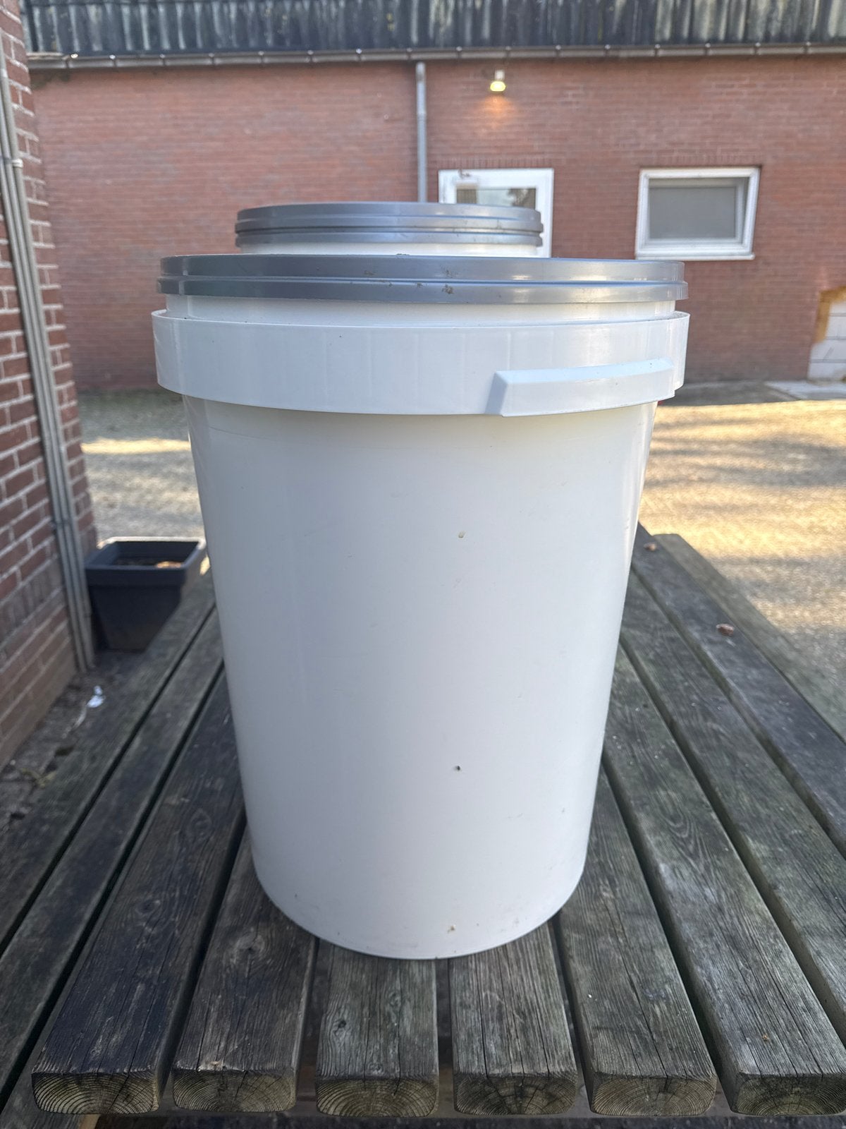 Grote 50 liter witte emmers met deksel, Ophalen of Verzenden, Gebruikt, Kunststof, Met deksel