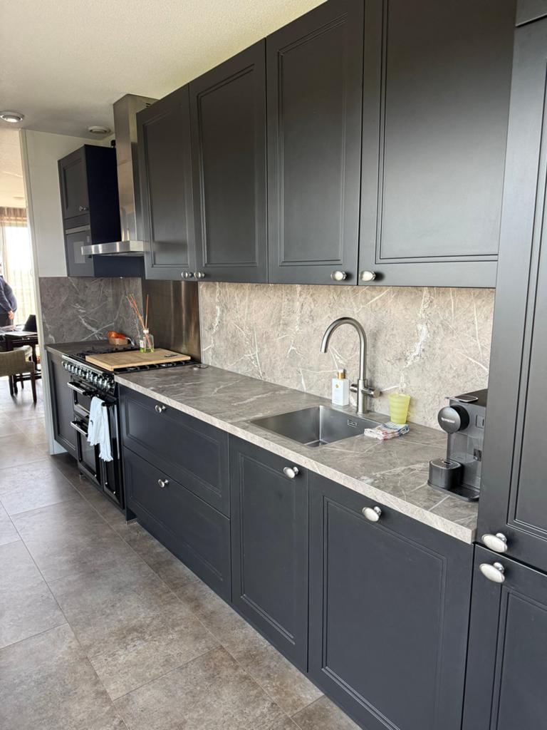 Moderne donkergrijze keuken (3 jaar oud ) met SMEG fornuis, Overige materialen, Enkelwandige keuken, Ophalen of Verzenden, Zo goed als nieuw