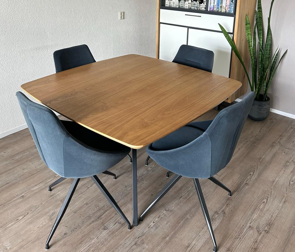Eettafel met metalen spinpoot, Ophalen, 100 tot 150 cm, Vierkant, Zo goed als nieuw