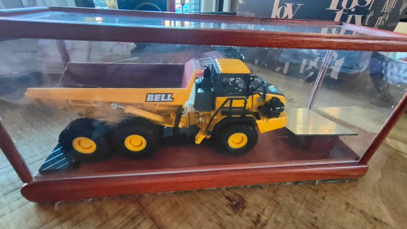Bell B40D Knikdumper schaalmodel 1:50 in vitrine, Verzenden, Zo goed als nieuw, Overige typen