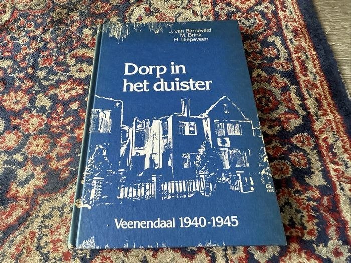 Dorp in het Duister. Veenendaal 1940-1945., Boeken, Tweede Wereldoorlog, Diverse auteurs, Ophalen of Verzenden, Zo goed als nieuw