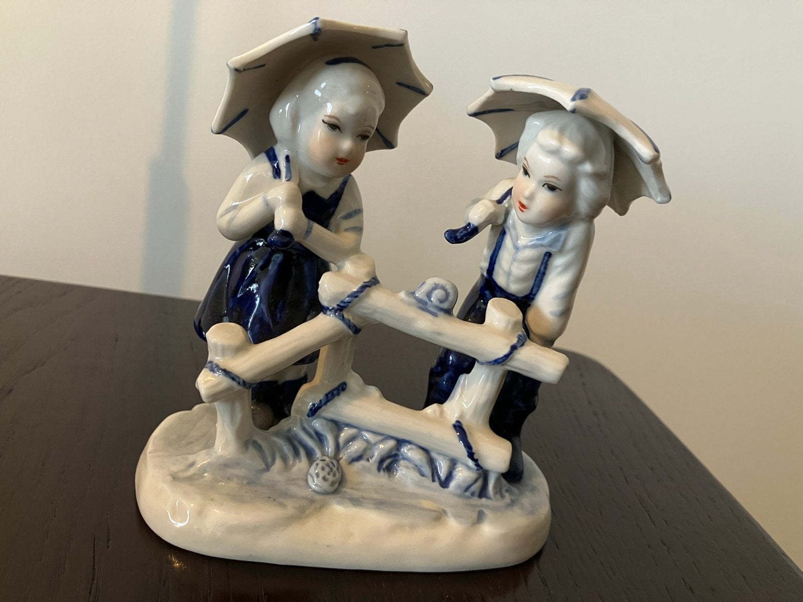 Vintage Porseleinen Beeldje Jongen en Meisje met Paraplu, Ophalen, Zo goed als nieuw, Mens