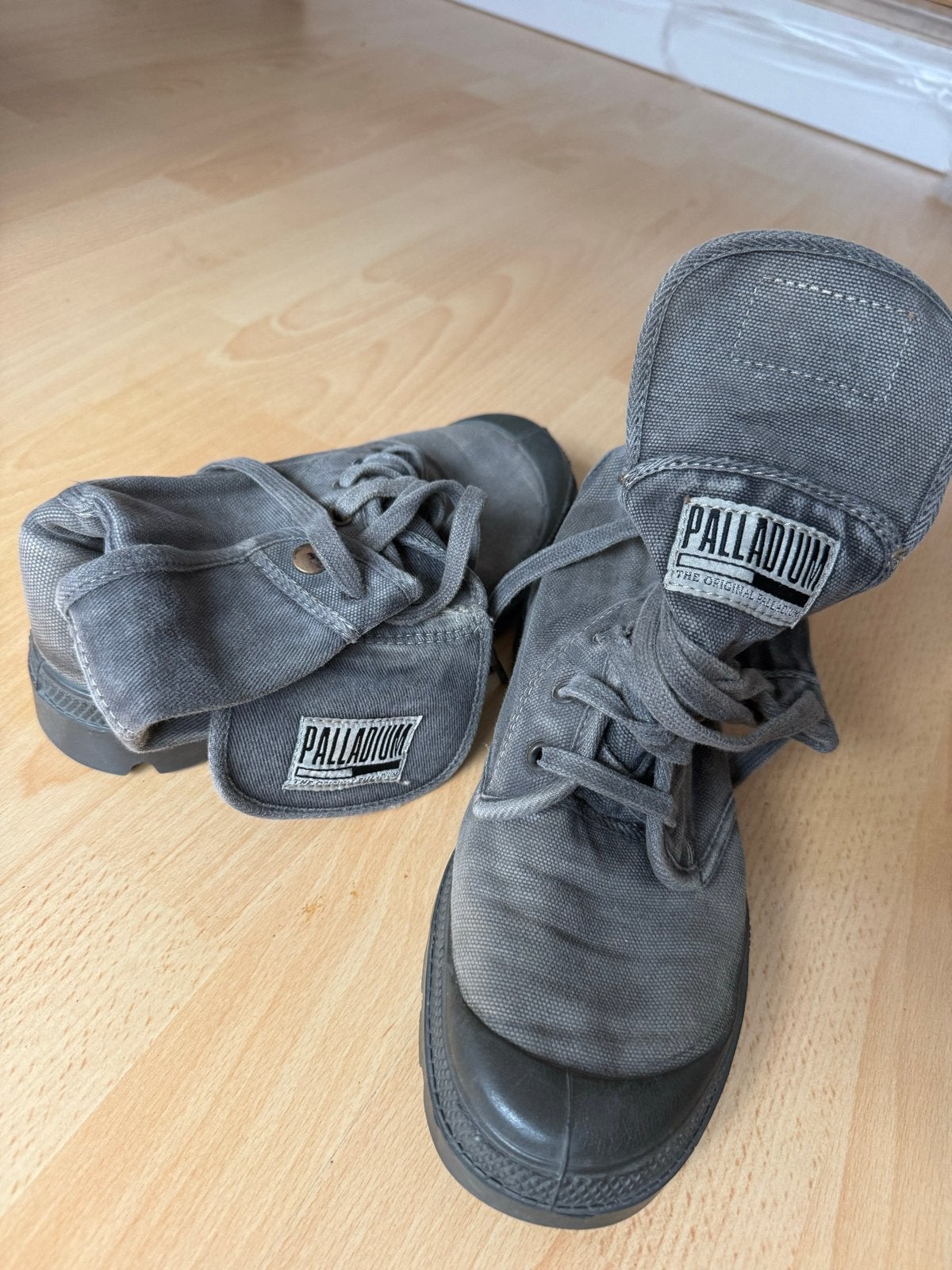 Palladium boots maat 40 zo goed als nieuw, Kleding | Dames, Schoenen, Ophalen of Verzenden, Zo goed als nieuw, Grijs, Lage of Enkellaarzen