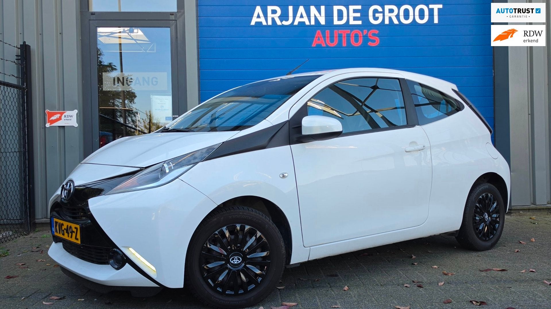 Toyota Aygo 1.0 VVT-i x-play AUTOMAAT Carplay® Nieuwe APK, Auto's, Euro 5, Stof, Gebruikt, 4 stoelen