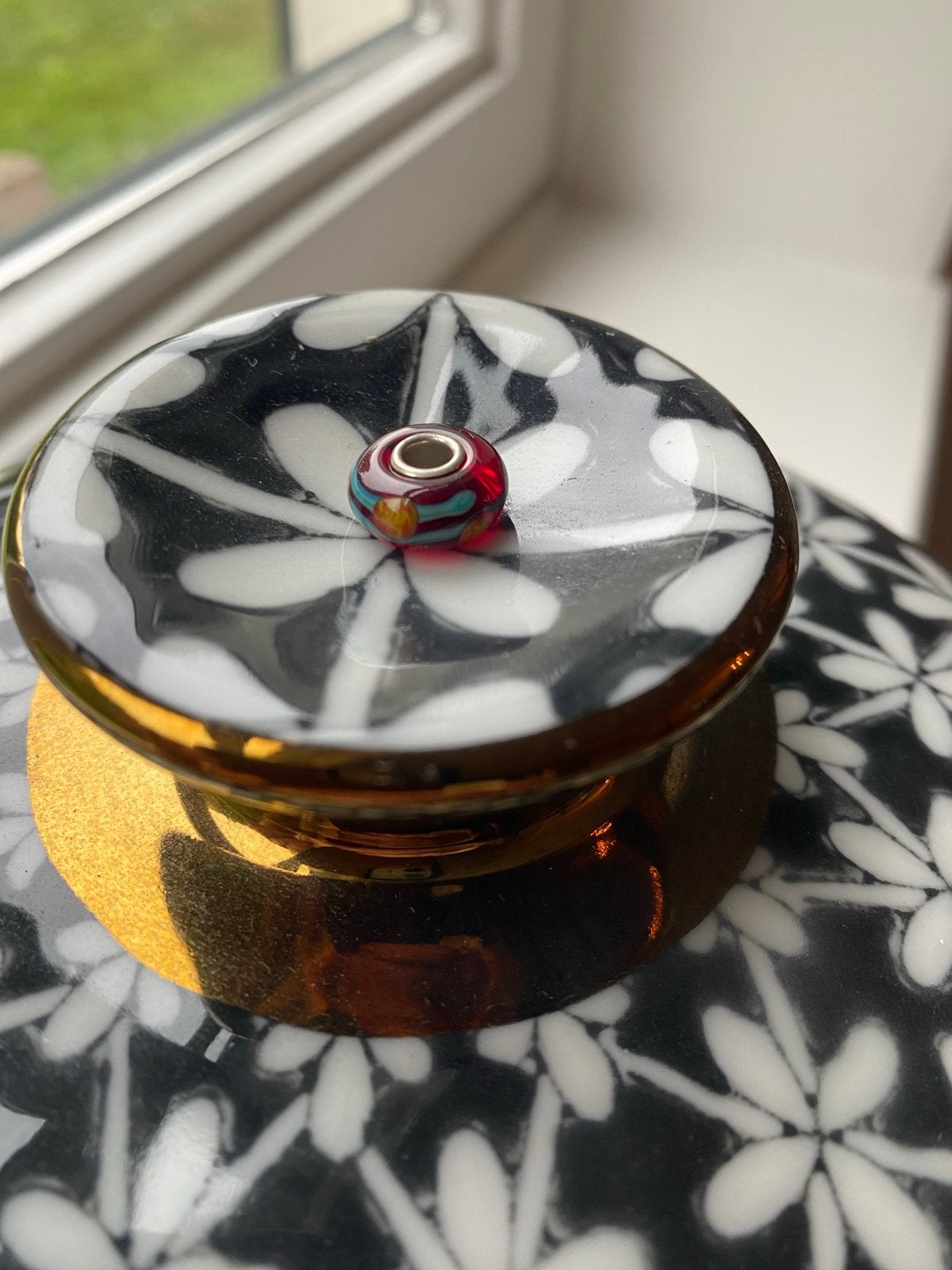Trollbeads kraal rood met blauwe en gele accenten, Glas of Kristal, Ophalen of Verzenden, Zo goed als nieuw, Trollbeads