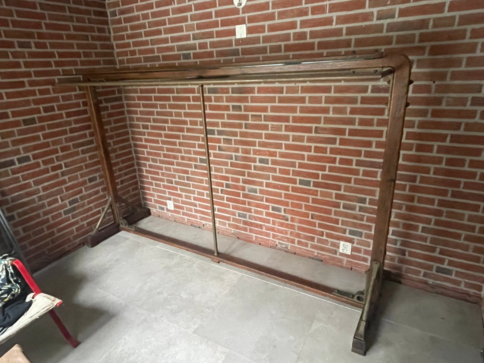 Amsterdamse School garderobe, Ophalen