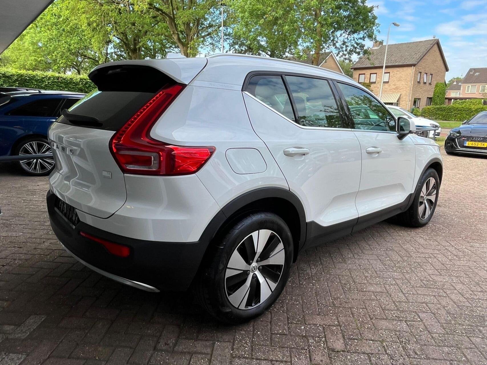 Volvo XC40 1.5 T5 Twin Engine Momentum Pro, Auto's, Gebruikt, Wit, 59 km/l, Bedrijf