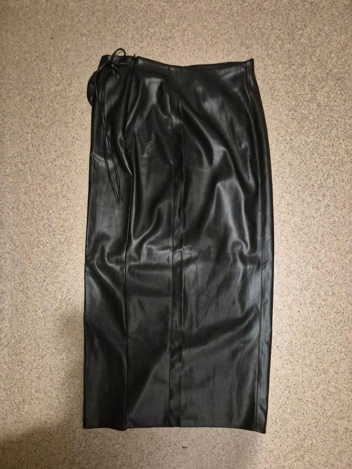 River Island Zwarte Faux Leren Kokerrok met Rosette, Kleding | Dames, Rokken, Nieuw, Ophalen of Verzenden, Maat 36 (S), Onder de knie