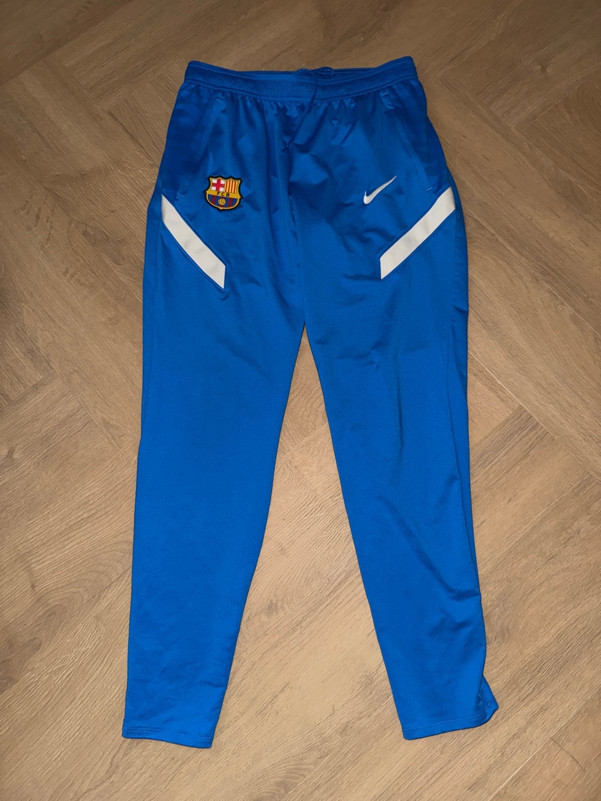 Nike FC Barcelona trainingsbroek - Als nieuw, origineel, Sport en Fitness, Voetbal, Maat M, Ophalen of Verzenden, Zo goed als nieuw