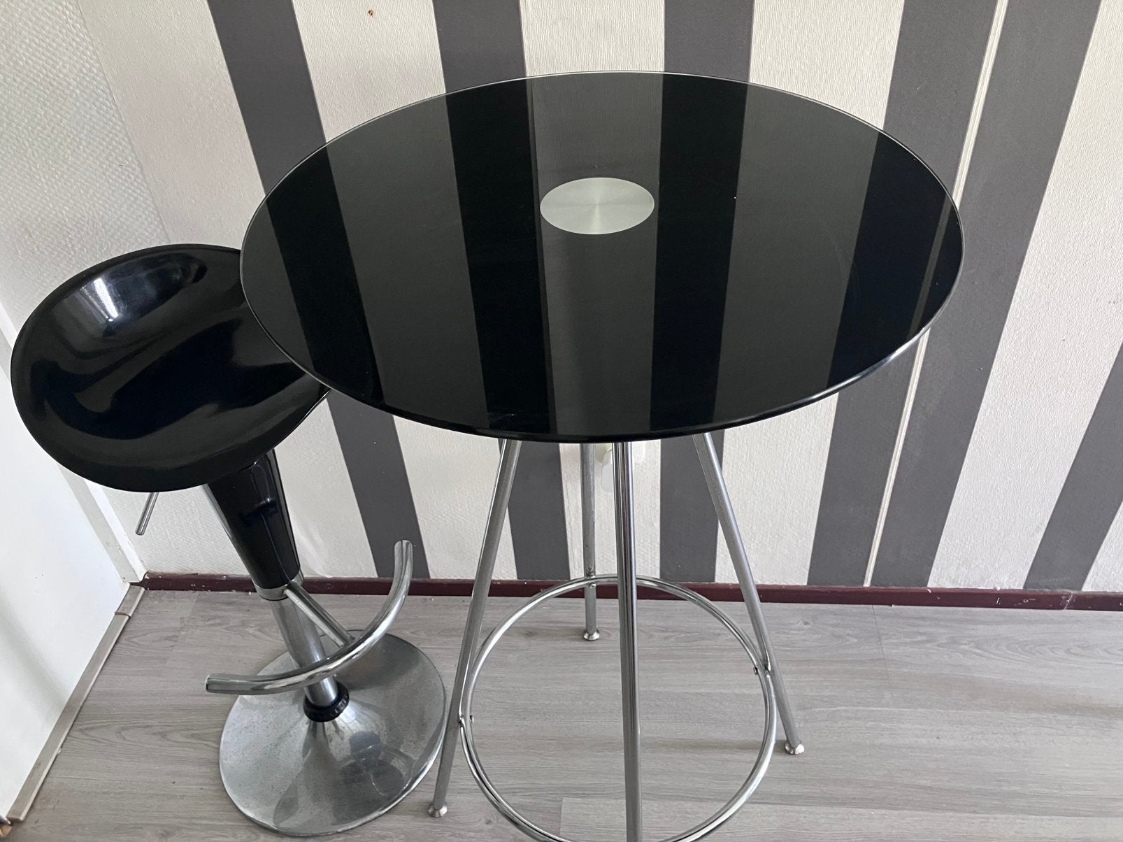 Bartafel, 2 krukken, Ophalen, Zo goed als nieuw, 60 tot 90 cm