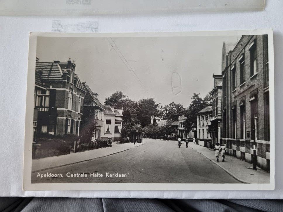 Apeldoorn, Centrale Halte Kerklaan - Oude Ansichtkaart, Verzamelen, Ophalen of Verzenden, 1940 tot 1960, Gelopen, Gelderland