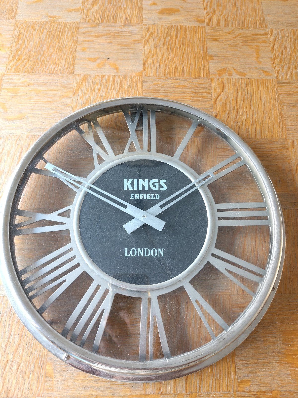 Kings Enfield Klok zwart, metaal met glas op batterij, Analoog, Ophalen of Verzenden, Zo goed als nieuw, Zwart