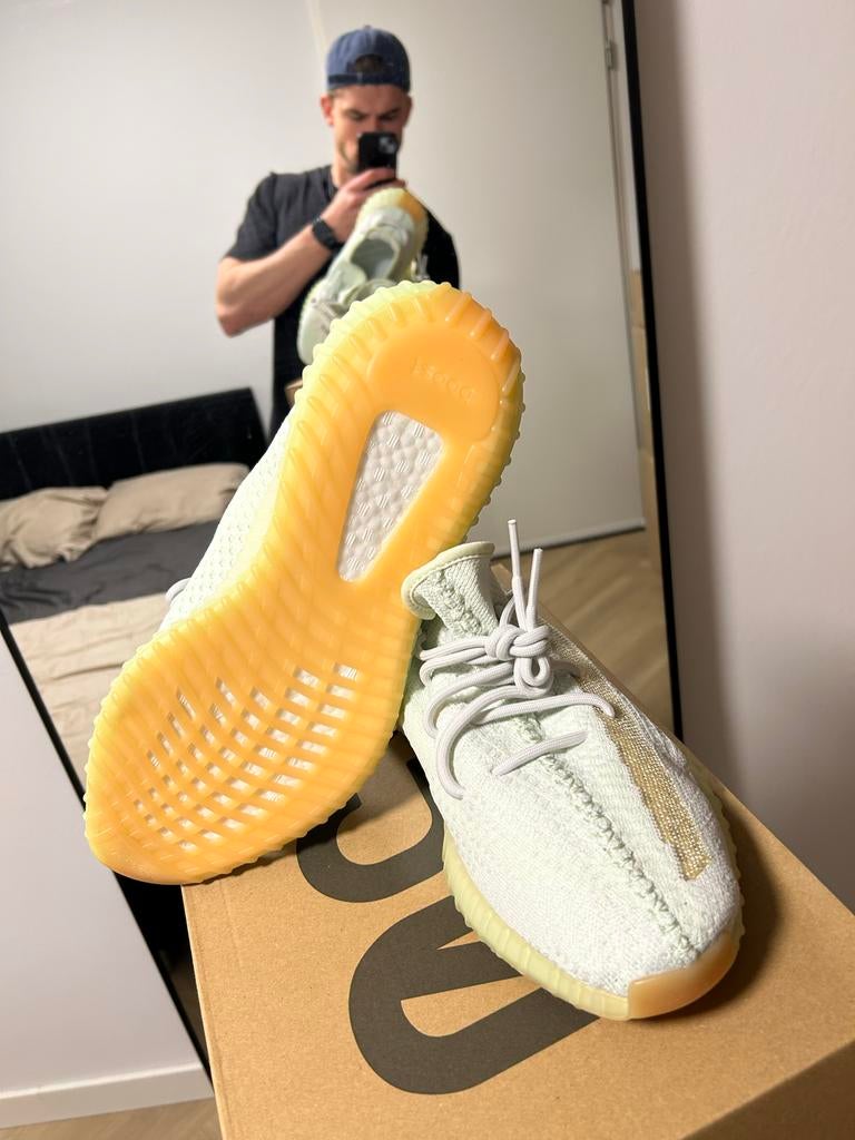 Yeezy 350 V2 Hyperspace - Maat 46, Ophalen of Verzenden, Nieuw, Overige kleuren, Sneakers of Gympen